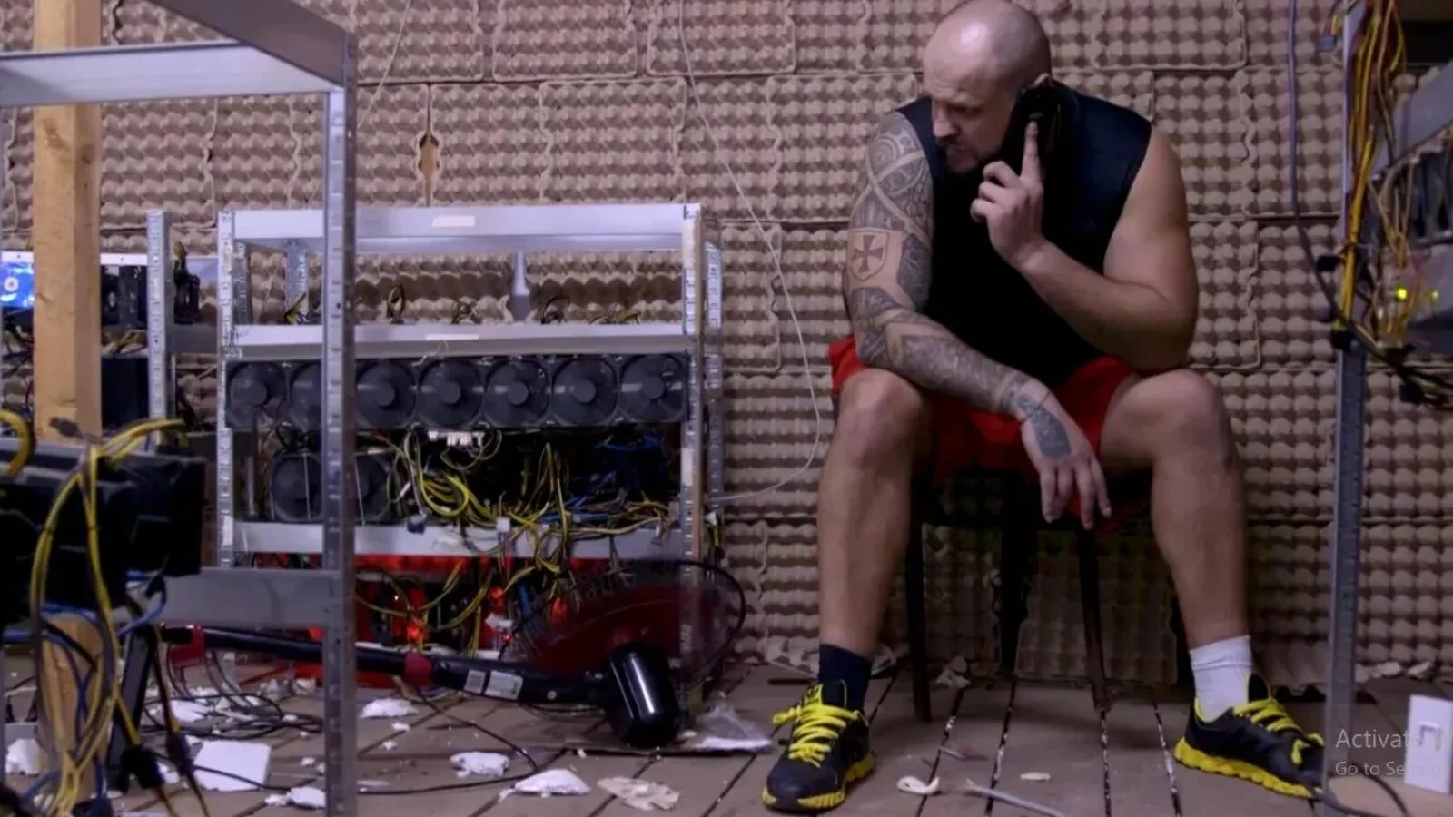 Hackerul "Virus", condamnat în SUA, a fost prins la Sinaia cu plăcuțe diplomatice false și un sistem care schimba numerele dintr-un buton / VIDEO