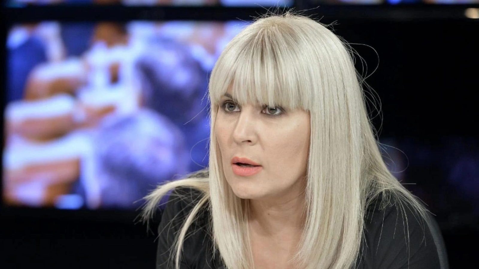 Elena Udrea le dă rușine tururor operatelor și femeilor care își pun filtre: S-a fotografiat în costum de baie, la 52 de ani
