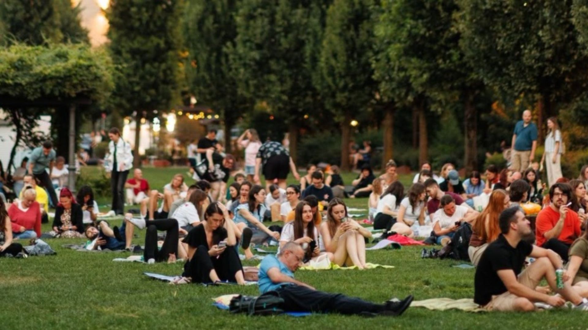 Movie Nights revine la Cluj! O seară de comedie romantică, popcorn, tombolă cu premii și surprize, în Iulius Parc
