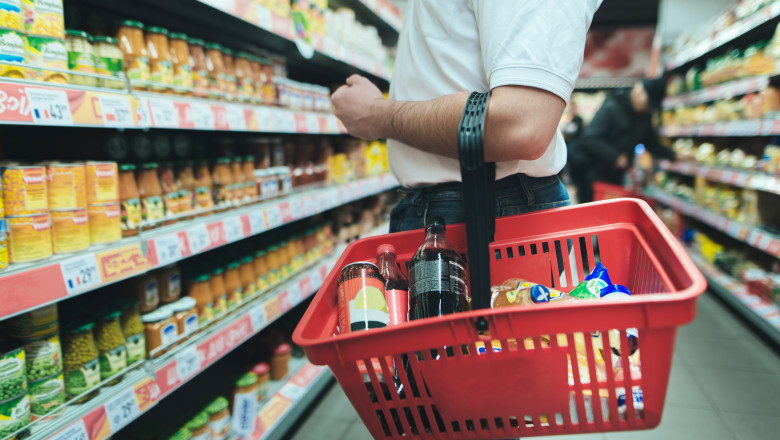 Românii au dat 68 de miliarde de lei în șase luni, dar coșul s-a subțiat! Care sunt, primele produse tăiate de pe listă: „Consumatorii devin mai selectivi”