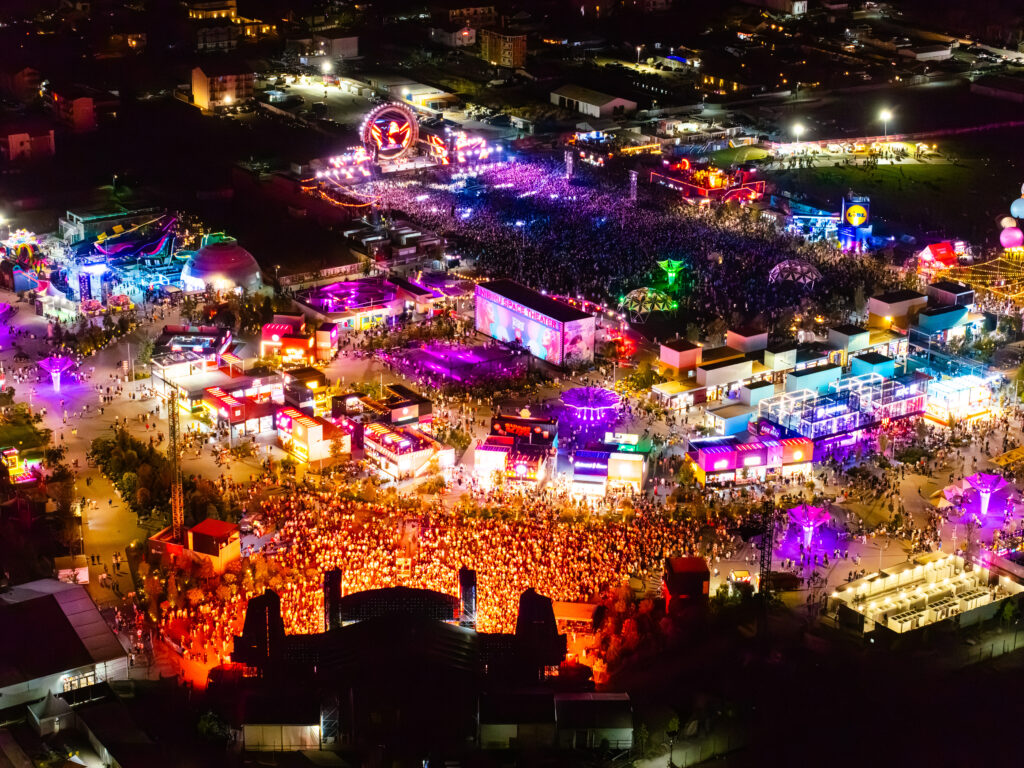 Festivalul STARDUST a adus hiturile anilor ’90 și 2000 la NIBIRU, într-un weekend care a unit generațiile