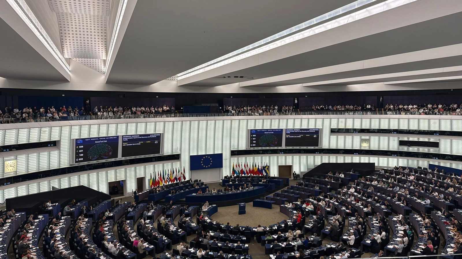 Scandal pe tema prosumatorilor. Vicepreședintele Parlamentului European îl amenință pe Bolojan cu Comisia Europeană: „Nu este posibil să favorizăm mereu marii monopolişti energetici”