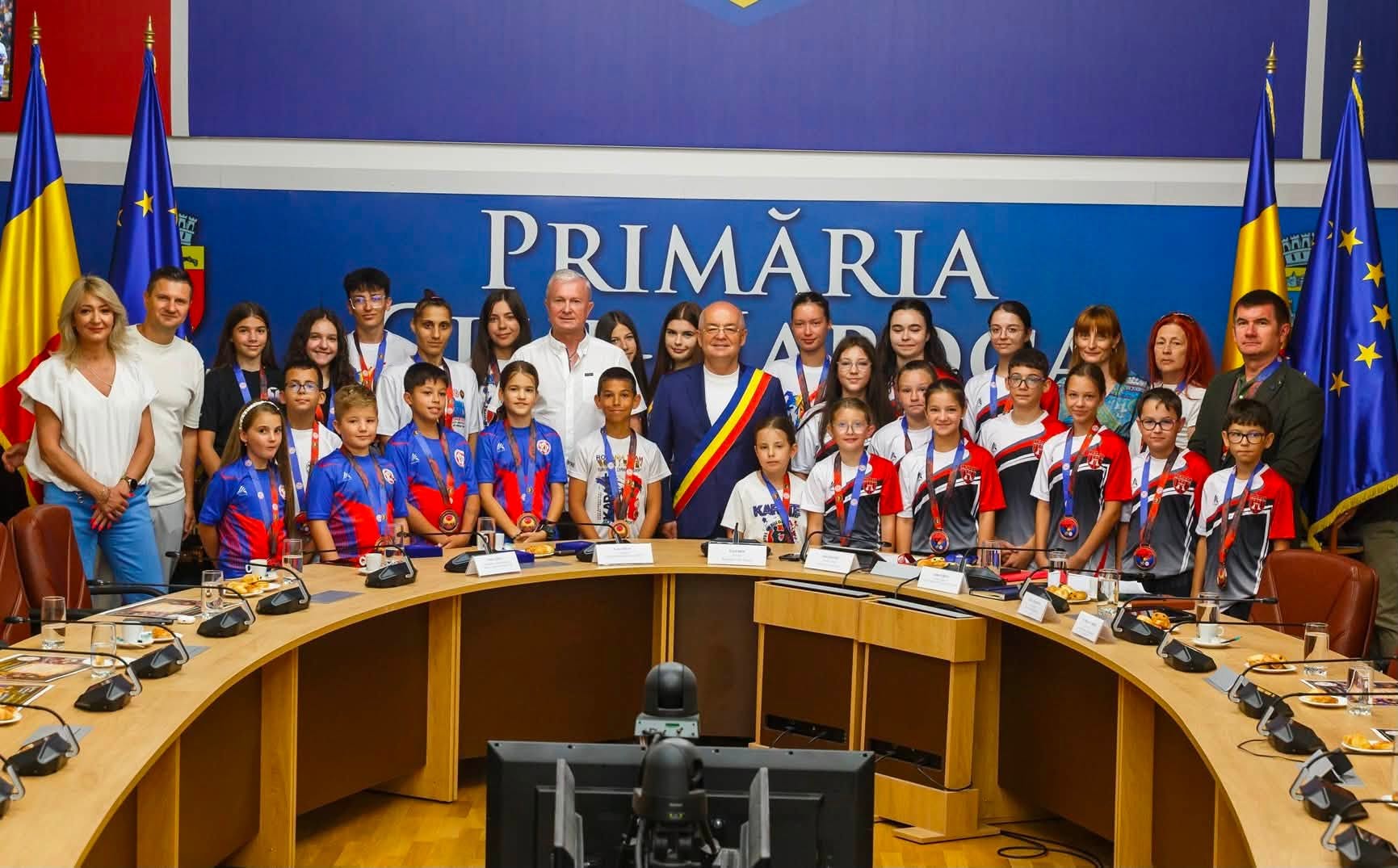 Emil Boc a premiat tinerii care au dus cauza câinilor fără stăpân în fața a 2.000 de sportivi din 47 de țări, la BTarena: „Un oraș prietenos cu animalele”
