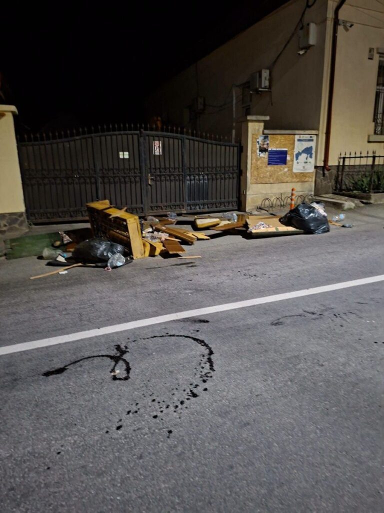 Protest ieșit din comun într-o comună din Brașov: A descărcat gunoaiele chiar în fața primăriei, de supărare că a fost prins transportându-le ilegal