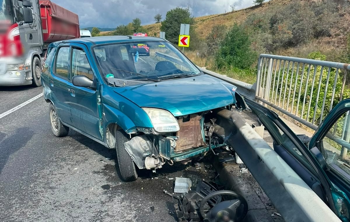Momente de coșmar pe un drum din Cluj! Un bărbat de 71 de ani a zburat cu mașina direct în parapet, în curbă. A fost preluat imediat de medici