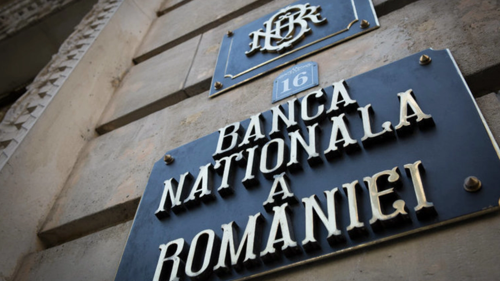 BNR pune presiune pe Guvern: investițiile străine se prăbușesc, iar lipsa de predictibilitate alungă capitalul