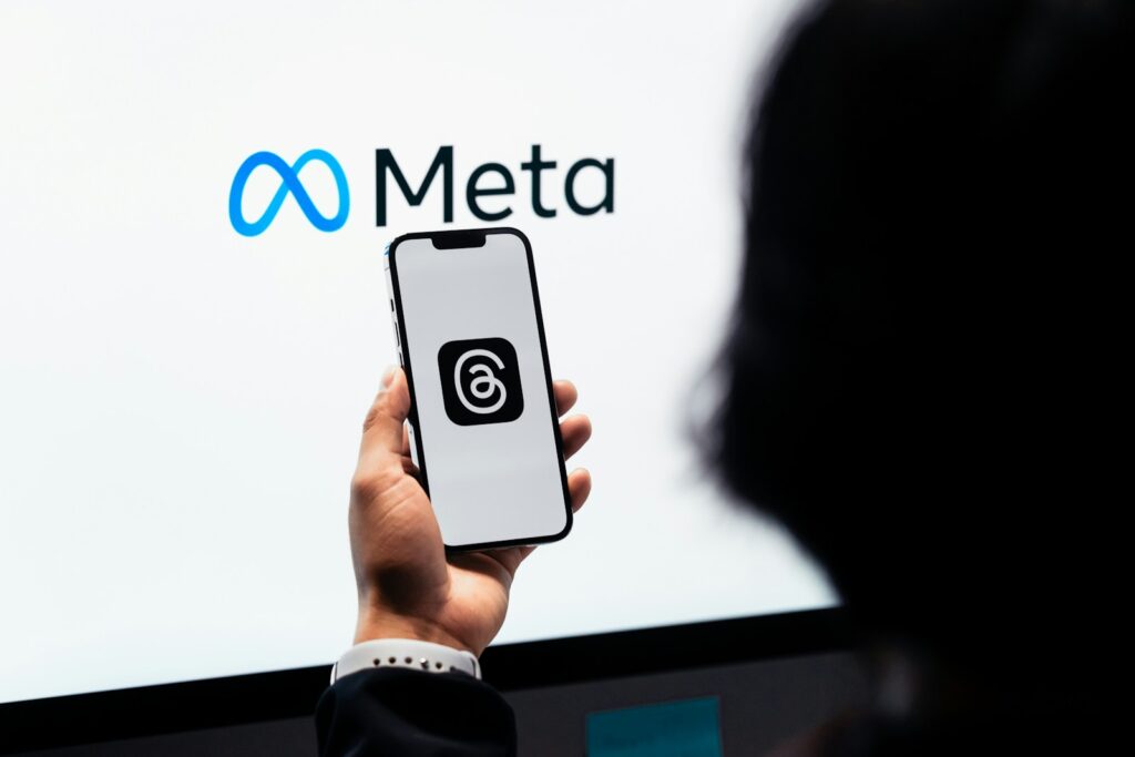 Polonia acuză Meta de cenzură după ce a blocat contul unui miliardar / Acesta a semnalat reclame cu IA care îi foloseau imaginea