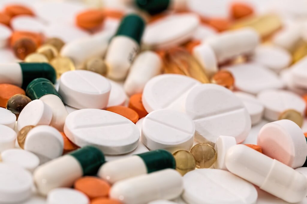 “Generația trează”: Tinerii adulți aleg medicamentele în locul alcoolului