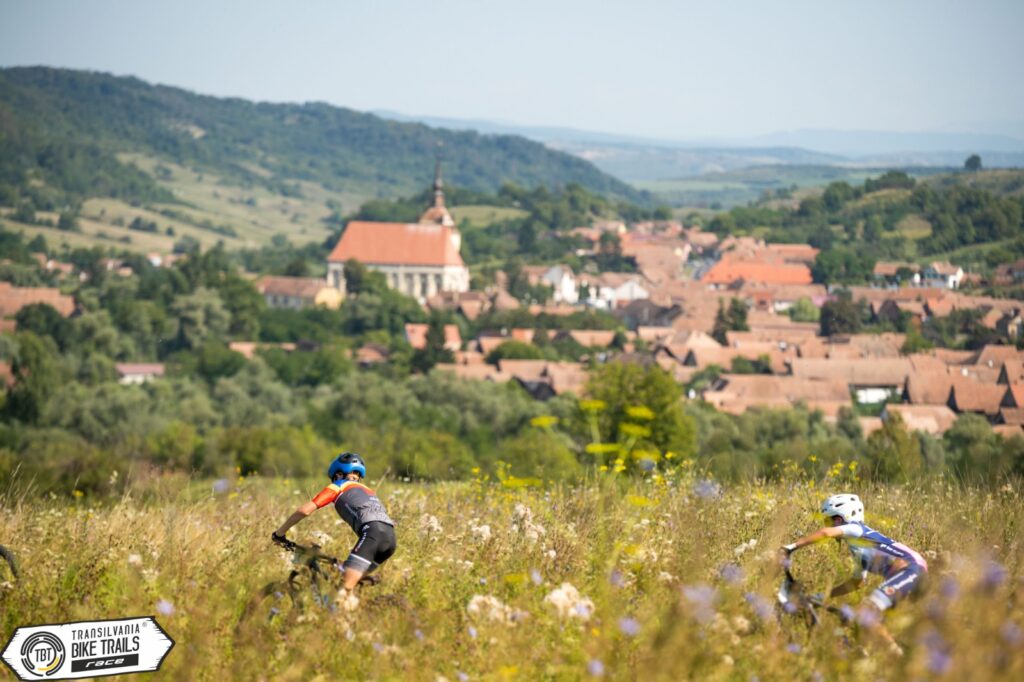 Transilvania Bike Trails Race 2026: medalie inedită – reinterpretarea unui însemn de comunicare al sașilor din anul 1891