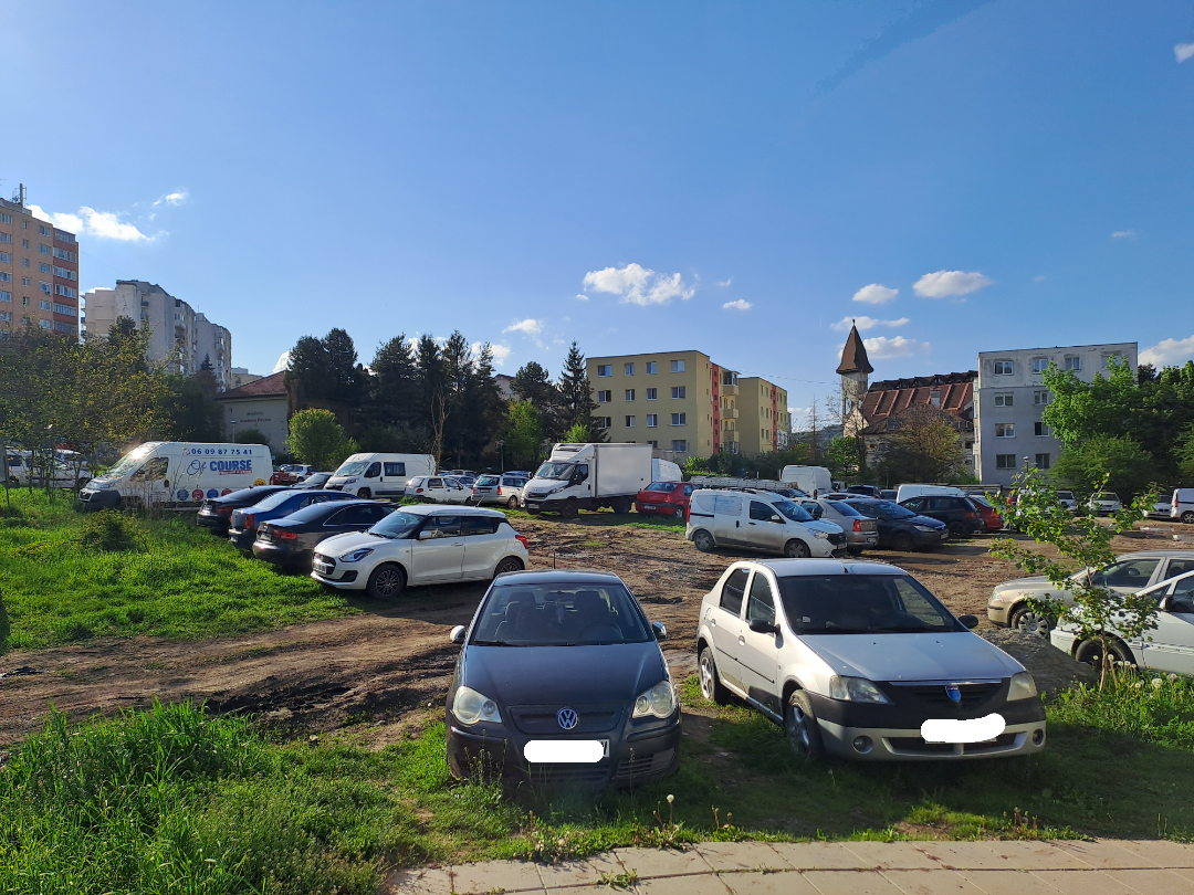 Spațiul verde al unui bloc din Cluj-Napoca, transformat în parcare. Doi clujeni au rezolvat singuri problema parcărilor