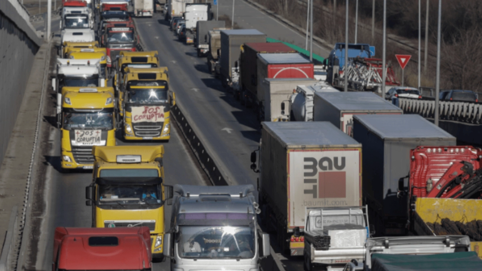 Carburanții se ieftinesc la acciză, dar nu și la pompă. Transportatorii cer Parlamentului să taie din 'adaosul fără plafon'