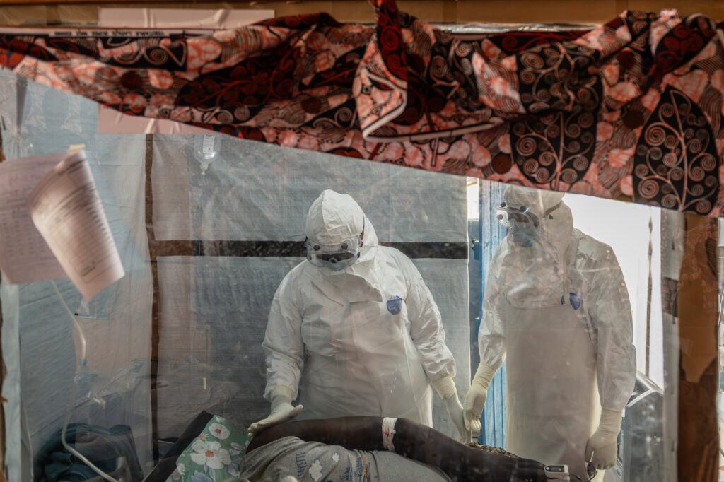 OMS: Numărul cazurilor de Ebola confirmate în RD Congo a depăşit 5.000, iar mortalitatea se apropie de 50%