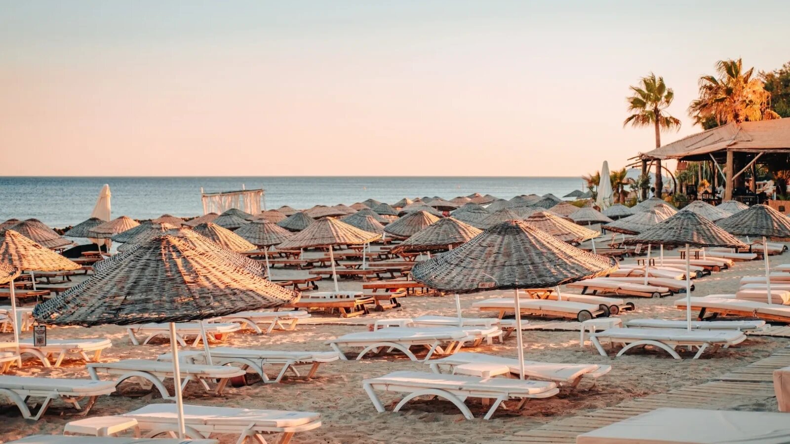 Destinația de vacanță unde polițiștii fac razie pe plajele cu turiști: Abaterile sunt sancționate direct