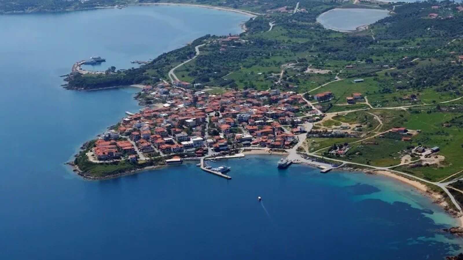 Postarea virală a unui turist român din Grecia, după ce s-a întâlnit cu alți conaționali pe o barcă, în Halkidiki