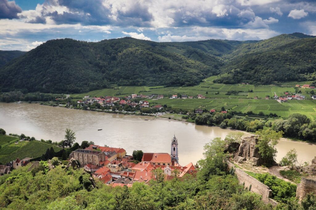 Experiment pe o Dunăre secată: Cum încearcă Austria să mențină navigația cu ajutorul unor barje încărcate cu pietriș