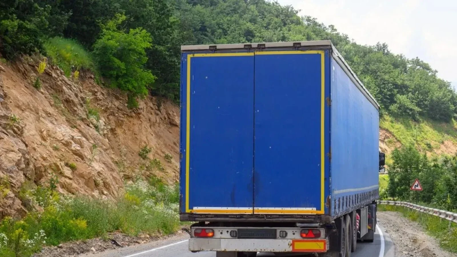 Au apărut hoții de motorină. Jaf la drumul mare: un șofer român de TIR, lăsat fără 200 de litri de combustibil