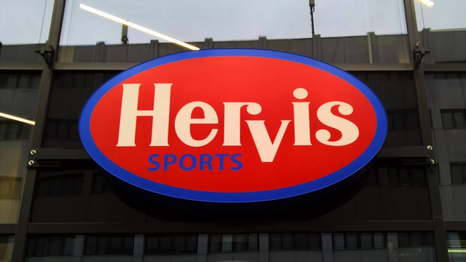 VIDEO Hervis, luat cu asalt după anunțarea reducerilor de 50%. Haos în magazinele din Oradea și Turda, aflate în proces de închidere