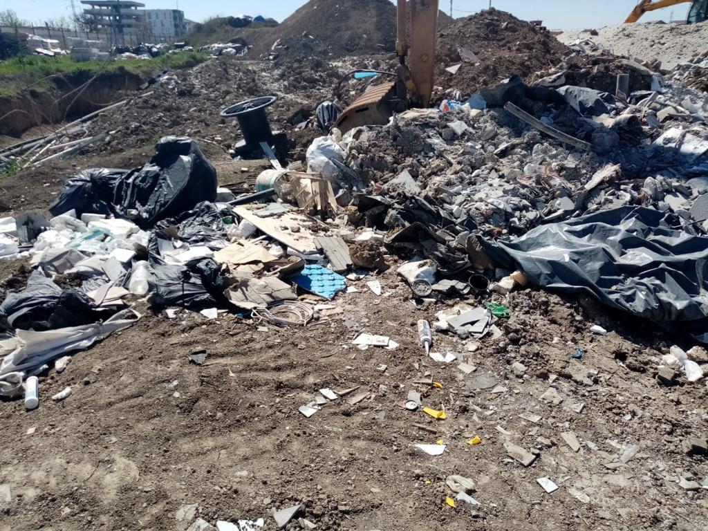 SURSE Asociatul soției procurorului Gigi Ștefan, reținut sub acuzarea de îngropare, abandonare și ascundere a deșeurilor / Anchetatorii ar fi găsit îngropate la adâncimi de până la 8 metri materiale plastice, beton, cărămizi, materiale textile, fier și carton