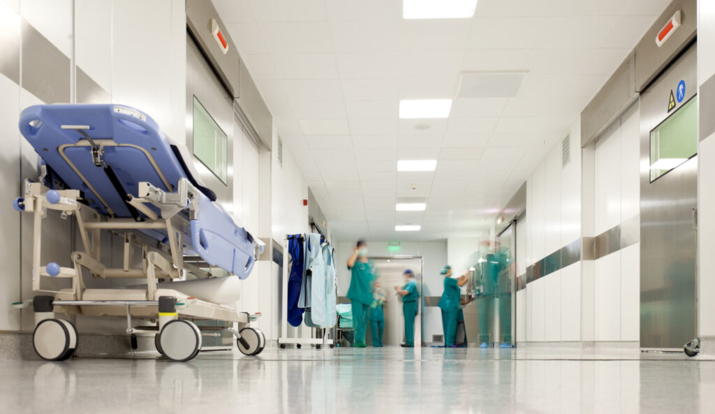 Ești student la medicină, rezident, medic sau angajat în sistemul medical martor al unei situații abuzive? Completează anonim sondajul cu privire la abuzul de autoritate din sistemul medical românesc