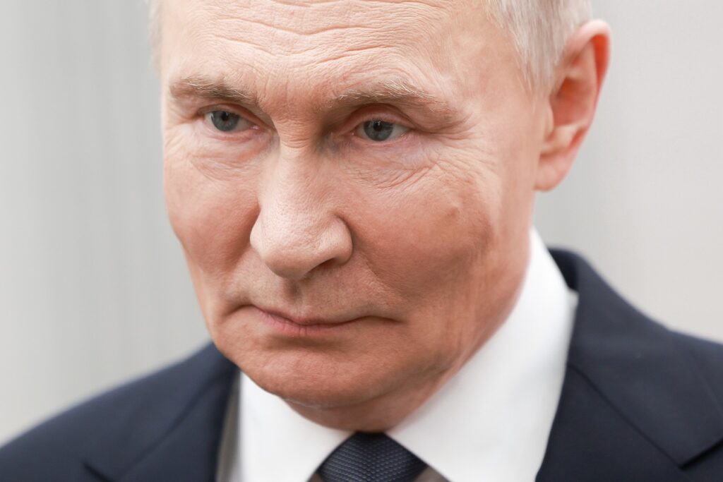 Rusia și „blestemul lui august negru” / Politolog rus: Putin, ca și Stalin, are norocul să aibă un popor care este gata să accepte orice / Rușii nu vor protesta, orice schimbare în Rusia vine de sus sau din periferie, nu de la popor