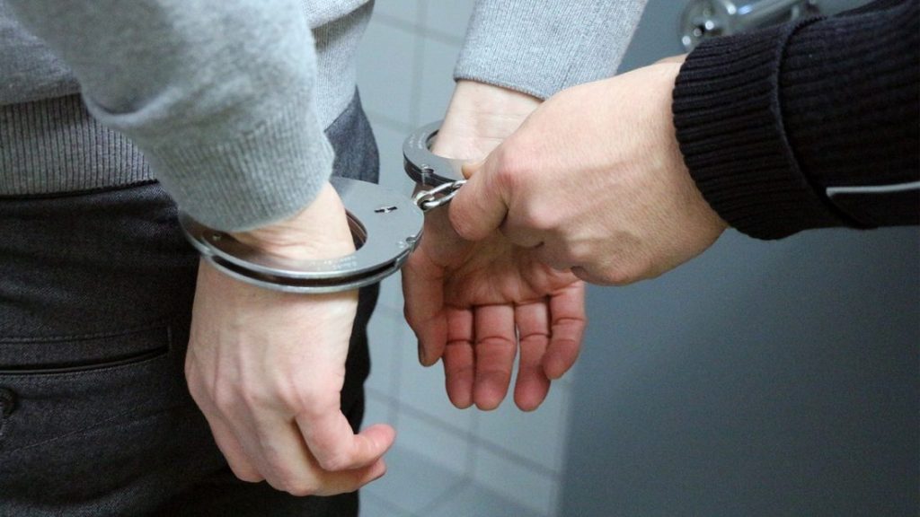 Doi bărbaţi din Timiș, arestaţi după ce au pretins că sunt lucrători antidrog şi au sustras 90.000 de lire sterline