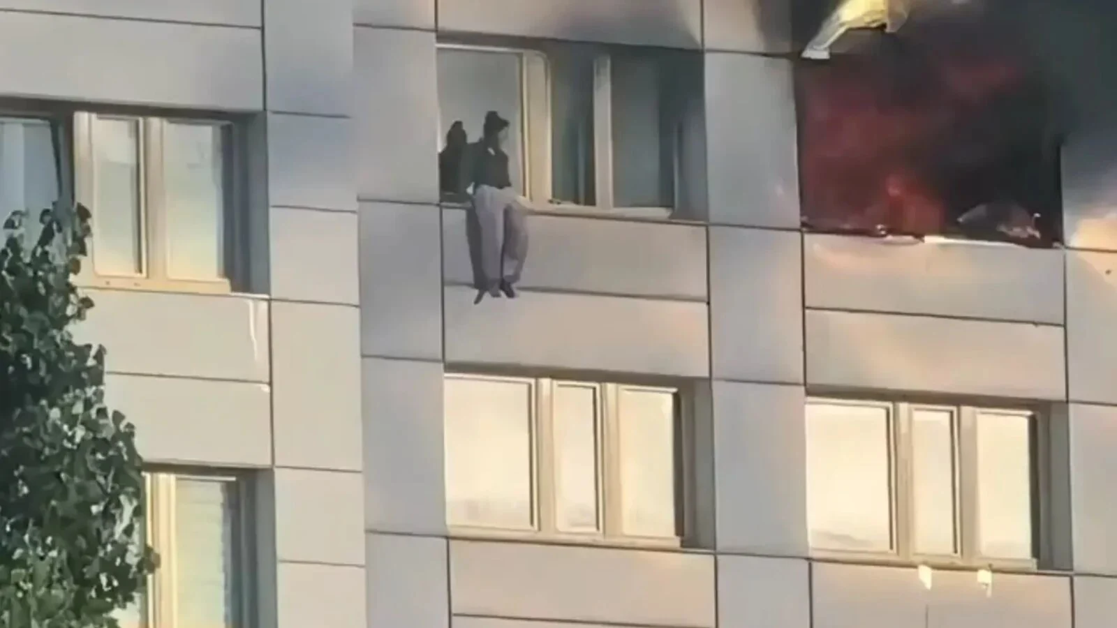 Femeie salvată de la etajul 11, după un salt de la înălțime