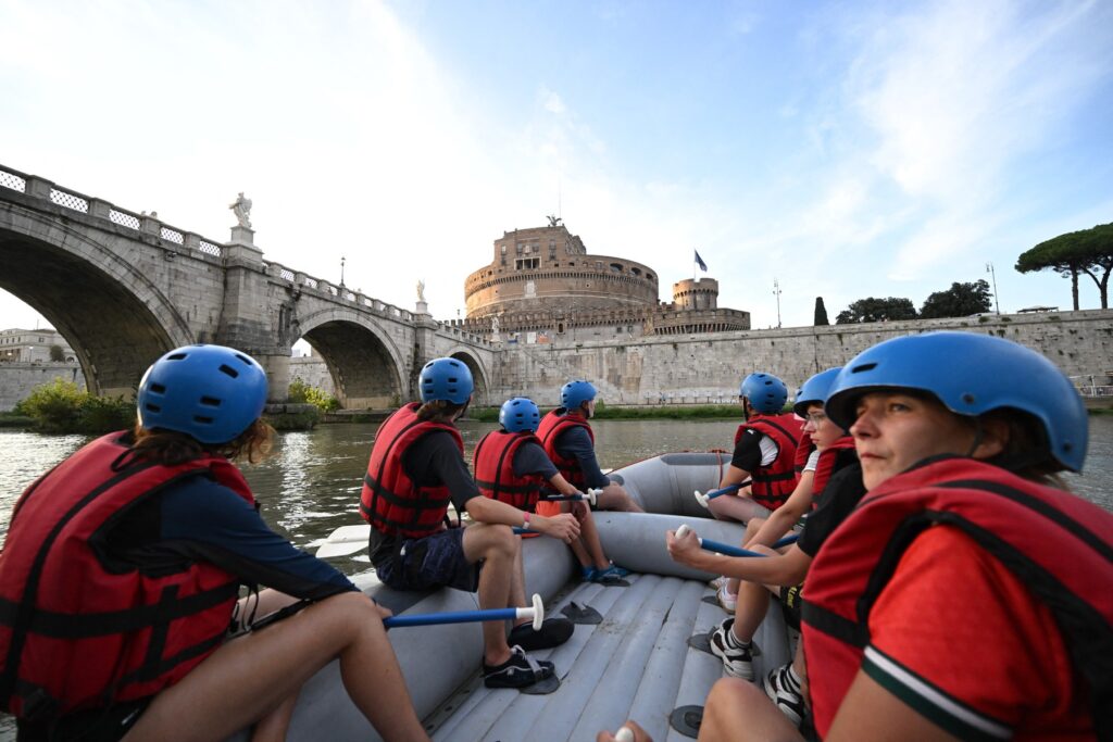 La Roma, turiştii scapă de caniculă practicând raftingul pe Tibru