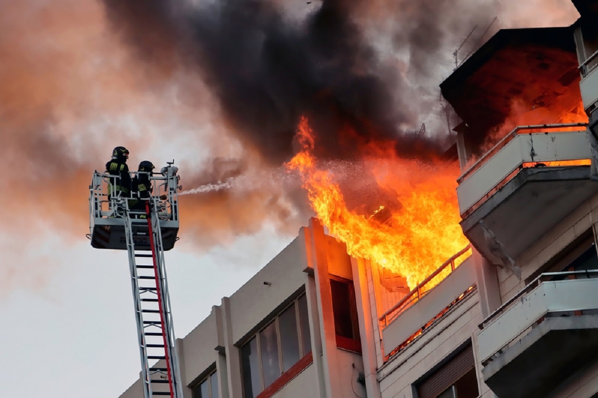 Incendiu într-un apartament din Florești. Un bărbat a uitat mâncare în cuptor și a fost la un pas de tragedie