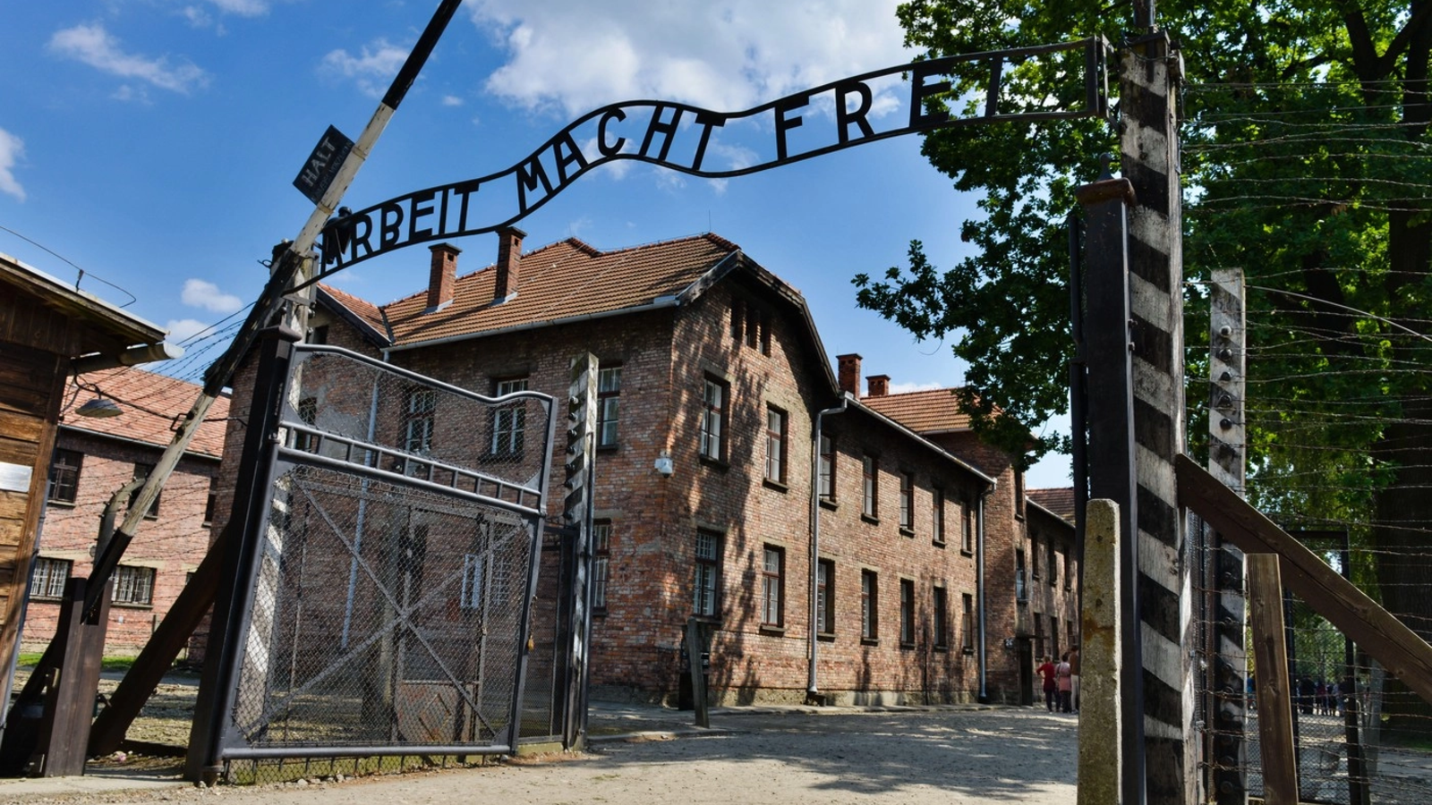 VIDEO De la Auschwitz la traseele lui Pablo Escobar. Turismul negru, fenomenul care transformă locurile morții și crimei în atracții turistice