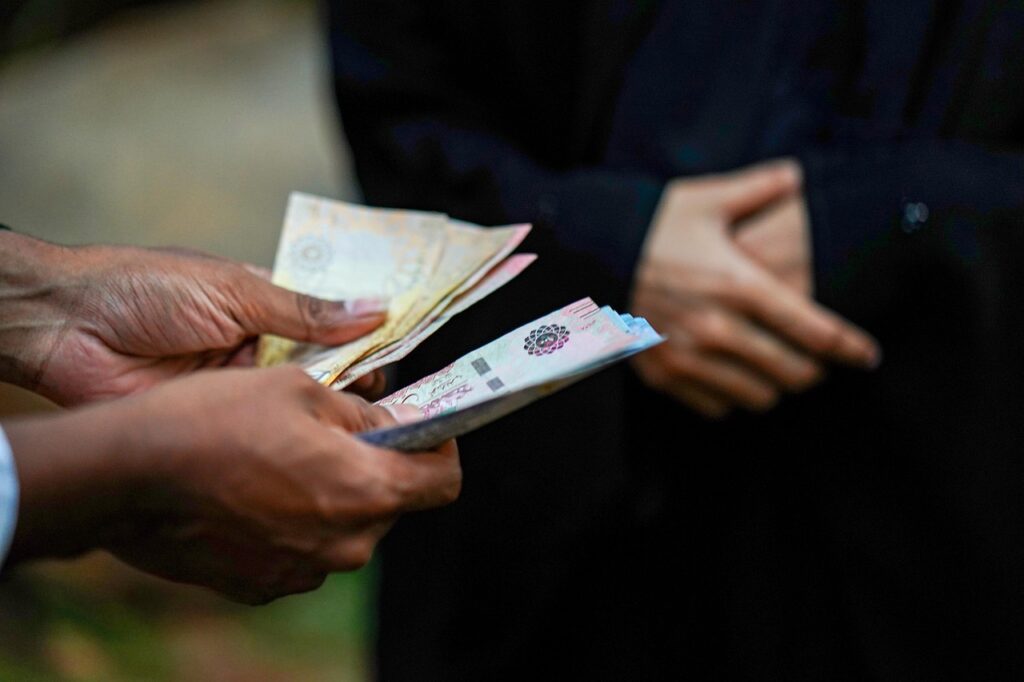 Salarii de 4,3 milioane de lei plătite „la negru” într-un complex turistic din Vâlcea