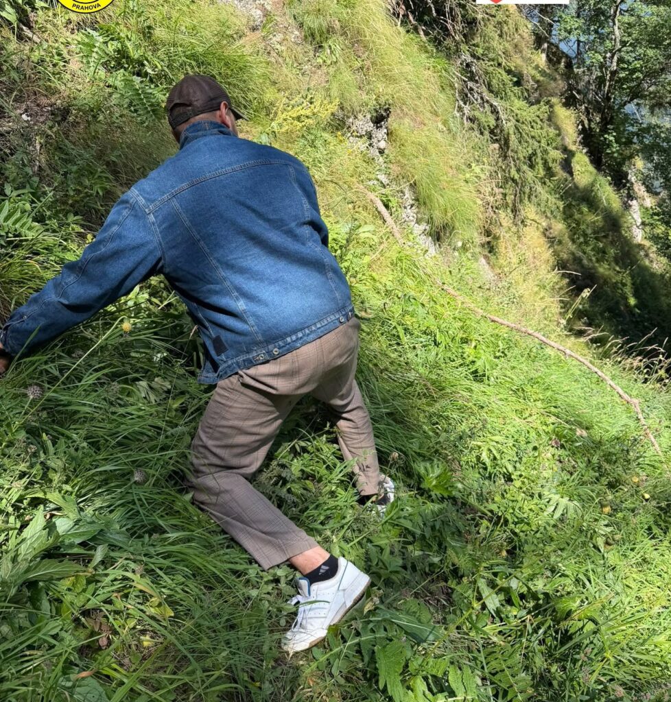 Un turist străin a urcat pe munte în Bucegi cu încălţăminte de stradă şi cu bagaje / A fost recuperat de salvamontişti dintr-o zonă dificilă