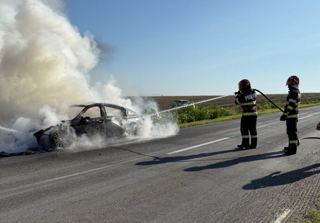 Accident cumplit pe DN1. O mașină a luat foc, în interior a fost găsită o persoană carbonizată