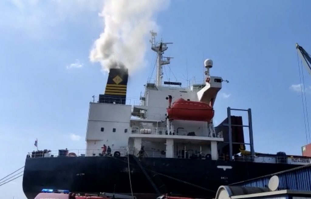 Incendiu în Portul Midia la bordul unei nave care transportă minereu