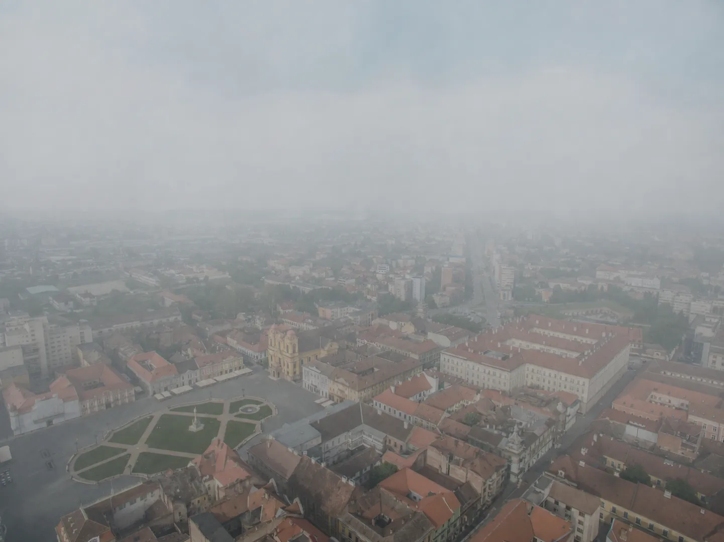 Isterie în Timișoara după anunțul cusut cu ață albă al ISU Banat legat de mirosul de fum din Serbia: Miroase a cauciuc ars. Garda de Mediu nu poate face nimic