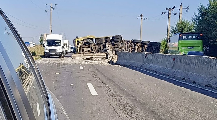 Camion răsturnat pe DN1 în zona localității Păulești