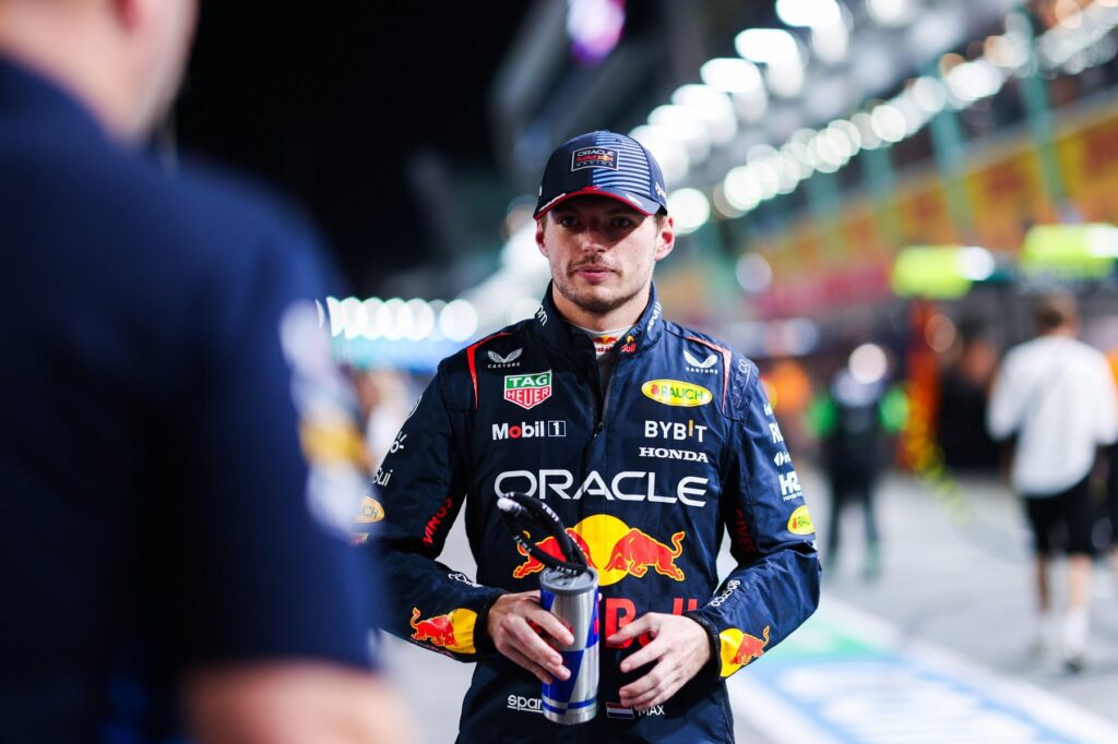Hamilton explică de ce Verstappen nu greșește rămânând la RedBull