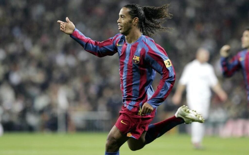 VIDEO: Ronaldinho revine pe teren la 46 de ani – Vrea să înscrie golul 300 al carierei