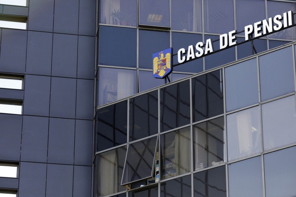 Salariații caselor de pensii amenință cu blocarea activității, nemulțumiți de noua lege a salarizării