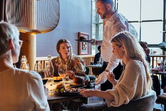 Românii au tăiat de la distracție! Coaforul, restaurantele și hotelurile pierd bani serioși în 2026. Un singur sector a scăpat: creștere de 17,4%