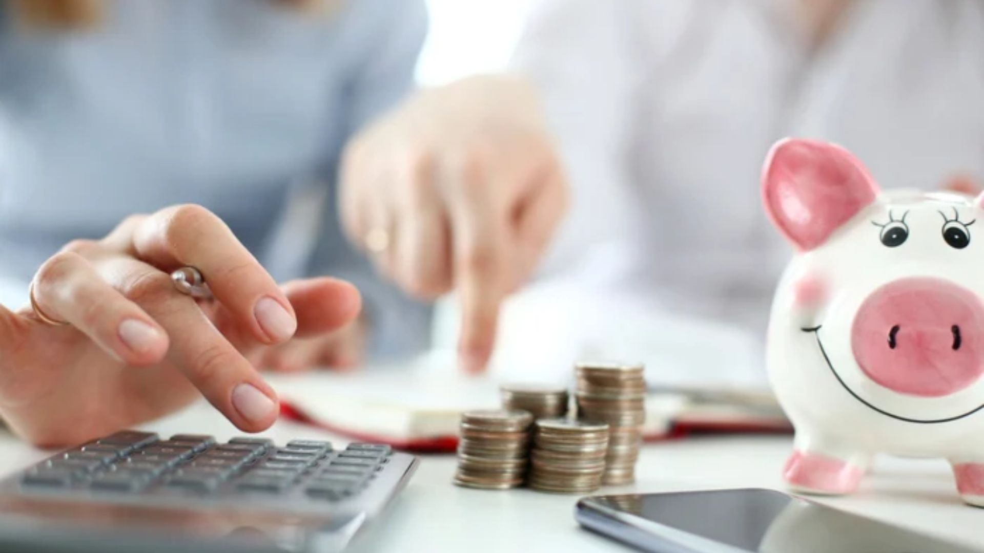 Mai puțin de jumătate dintre români reușesc să economisească în fiecare lună! Câți bani pun deoparte și ce îi împiedică să strângă economii