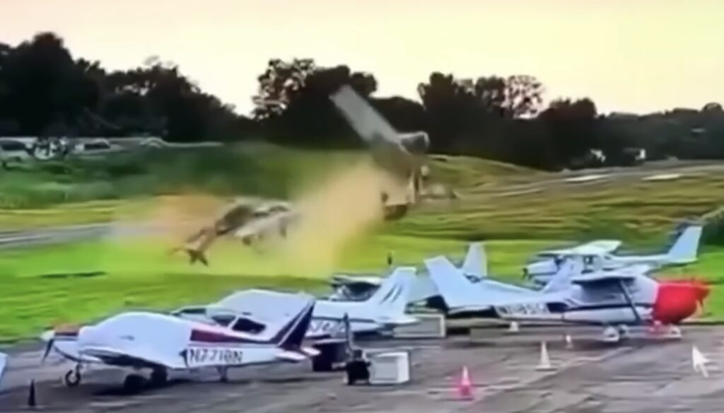 VIDEO Un mort şi doi răniţi în SUA, după coliziunea unui avion de mici dimensiuni cu un elicopter al poliţiei / Aparatul poliției se afla într-un survol de antrenament