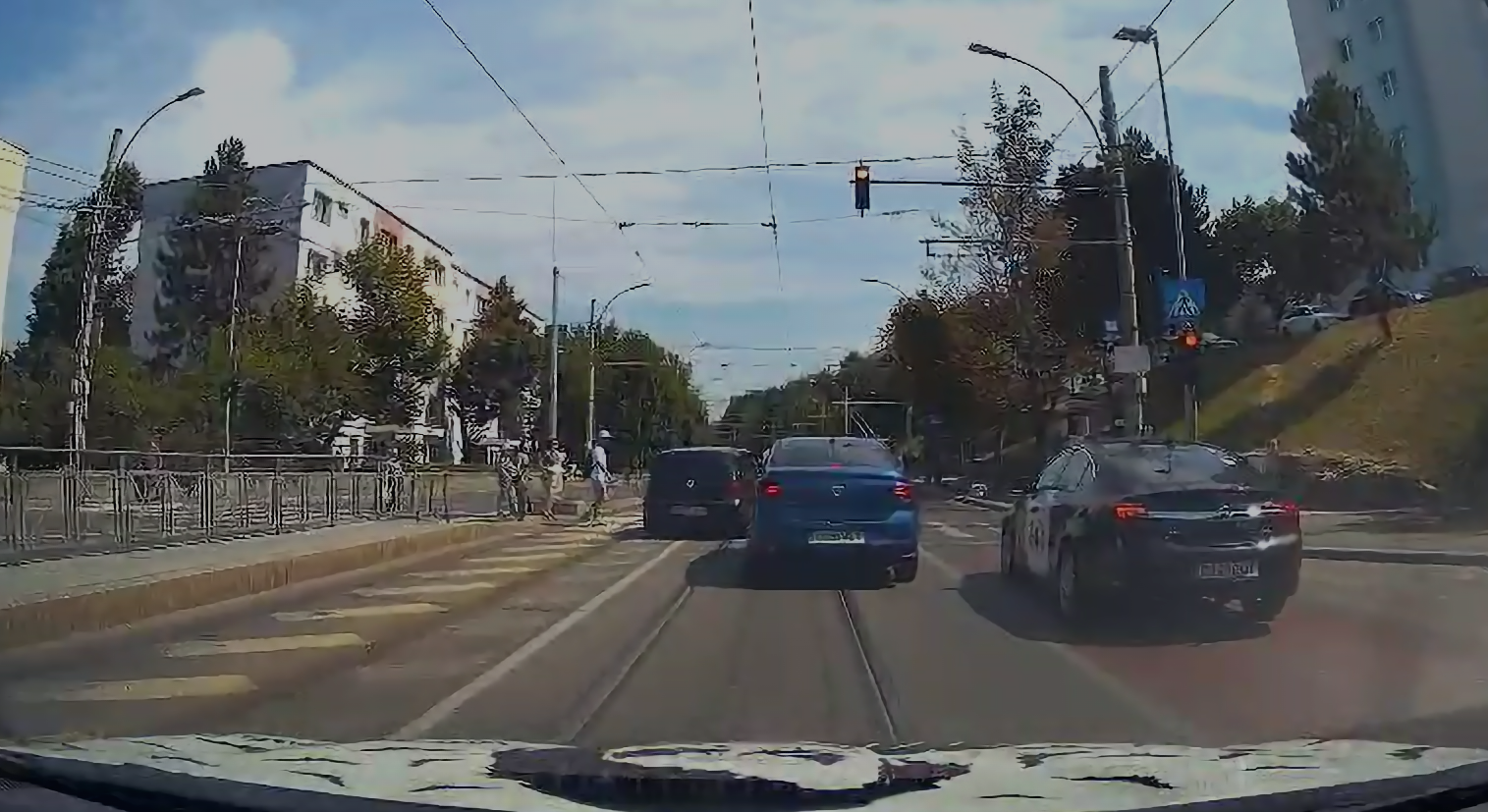 VIDEO. Doi șoferi „campioni” la nesimțire și tupeu în Cluj. Unul era să spulbere pietonii: „Ăștia ne omoară! Depășesc pe linie continuă, trec pe roșu”