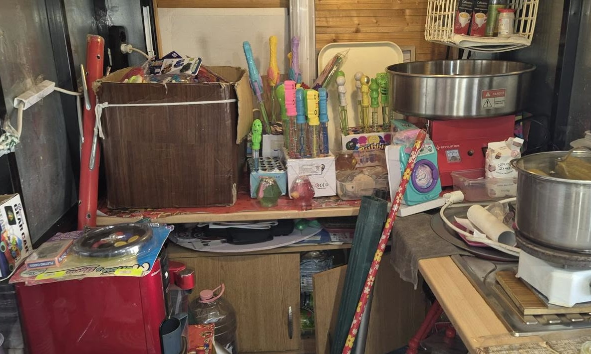 Amenzi de 3,2 milioane de lei în doar 5 zile! ANPC a găsit slime, squishy și lasere periculoase pe rafturi, dar și mizerie grosieră în bucătării