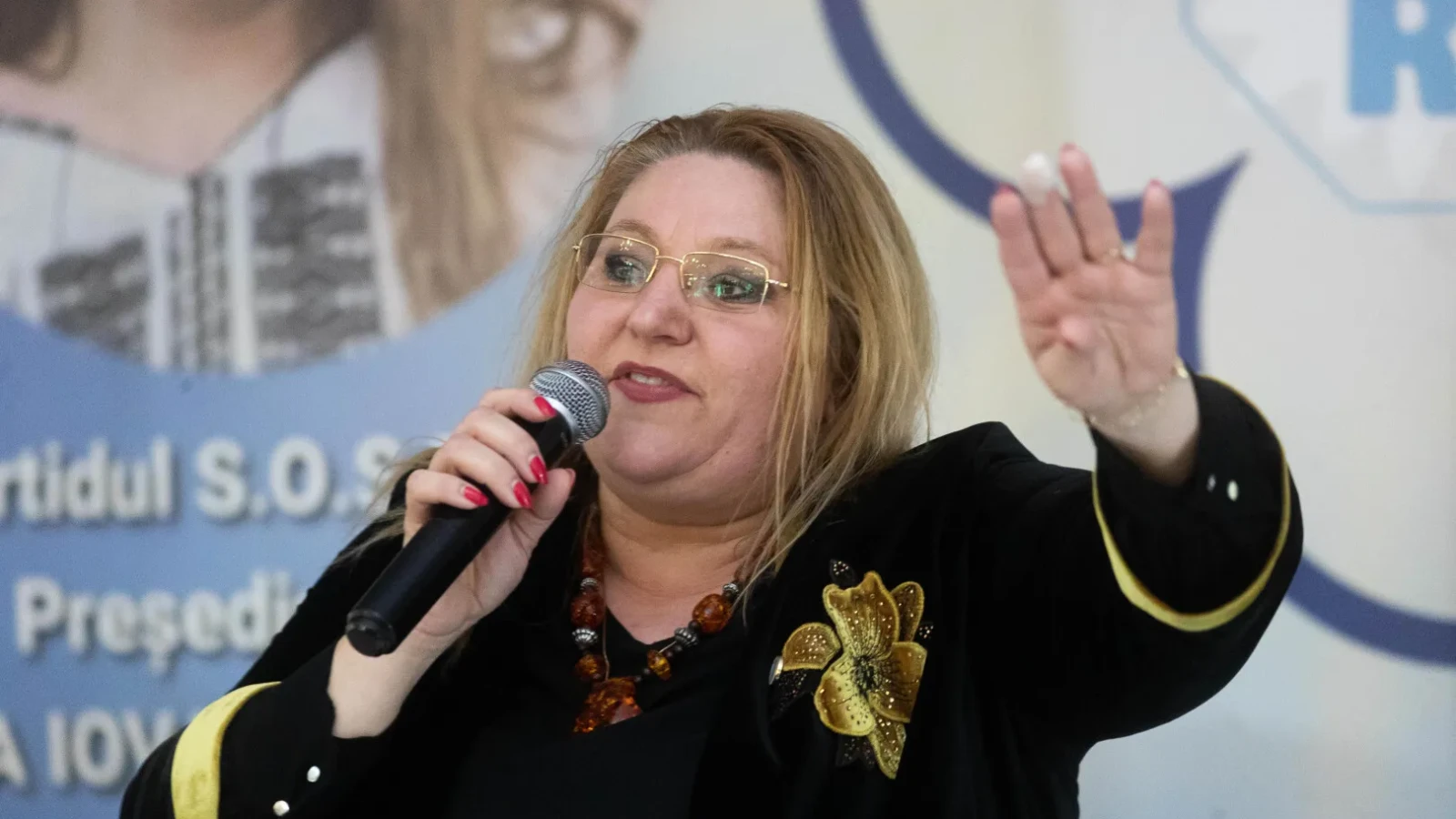 VIDEO Șoșoacă cere anchetă după ce o avocată susține că a fost agresată de polițiști: 'Dreptul la apărare este reprimat prin practici de intimidare'