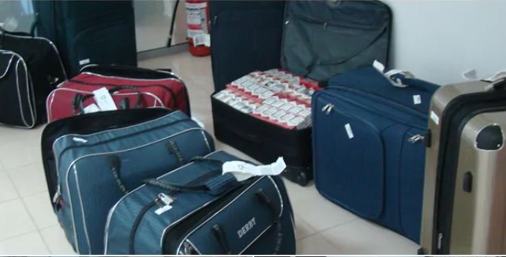 Captură-record pe Aeroportul Cluj. Trei călători aveau în bagaje zeci de mii de țigări. Un alt pasager avea 24 de kilograme de tutun de mestecat