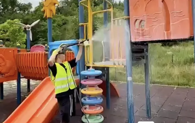 Mizerie și haos într-un parc din Cluj-Napoca: „Locul de joacă e plin de mizerii, iar în iarbă sunt gunoaie”