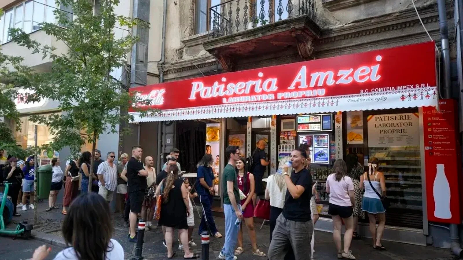 Nea Mihai a reacționat după scandalul merdenelelor: "Nu ne dorim războaie, rivalități sau polemici". Zeci de oameni au stat la coadă la Patiseria Amzei