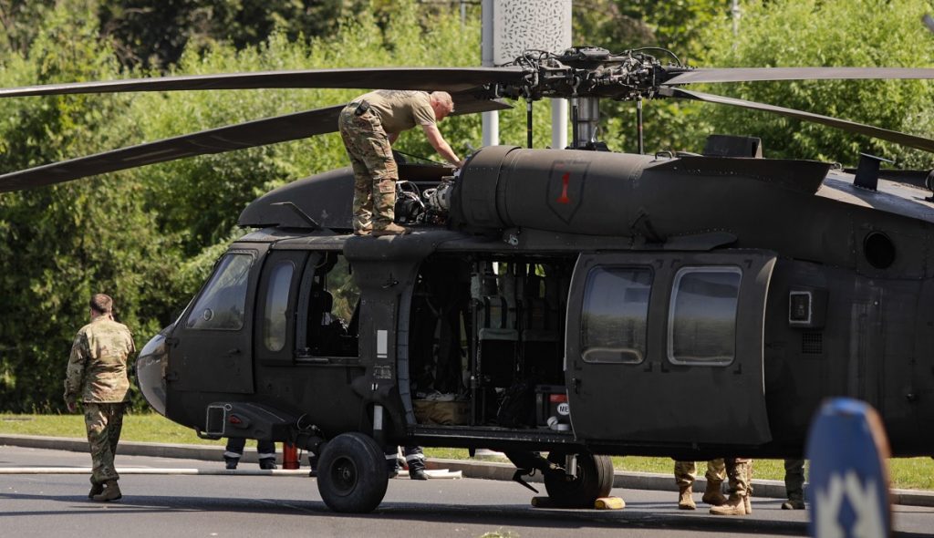 Elicopterul Black Hawk al pompierilor a plecat către Serbia, unde va ajuta la stingerea incendiilor masive