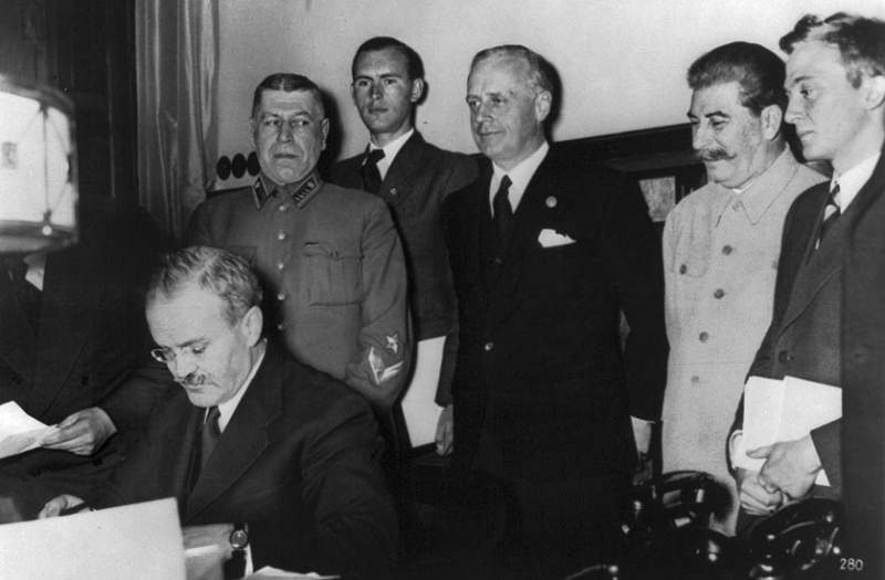 Pactul Ribbentrop – Molotov semnat pe 23 august 1939 a fost o capodoperă a cinismului totalitar. Germania nazistă și URSS au dispărut, dar consecințele acestui act criminal subzistă și azi