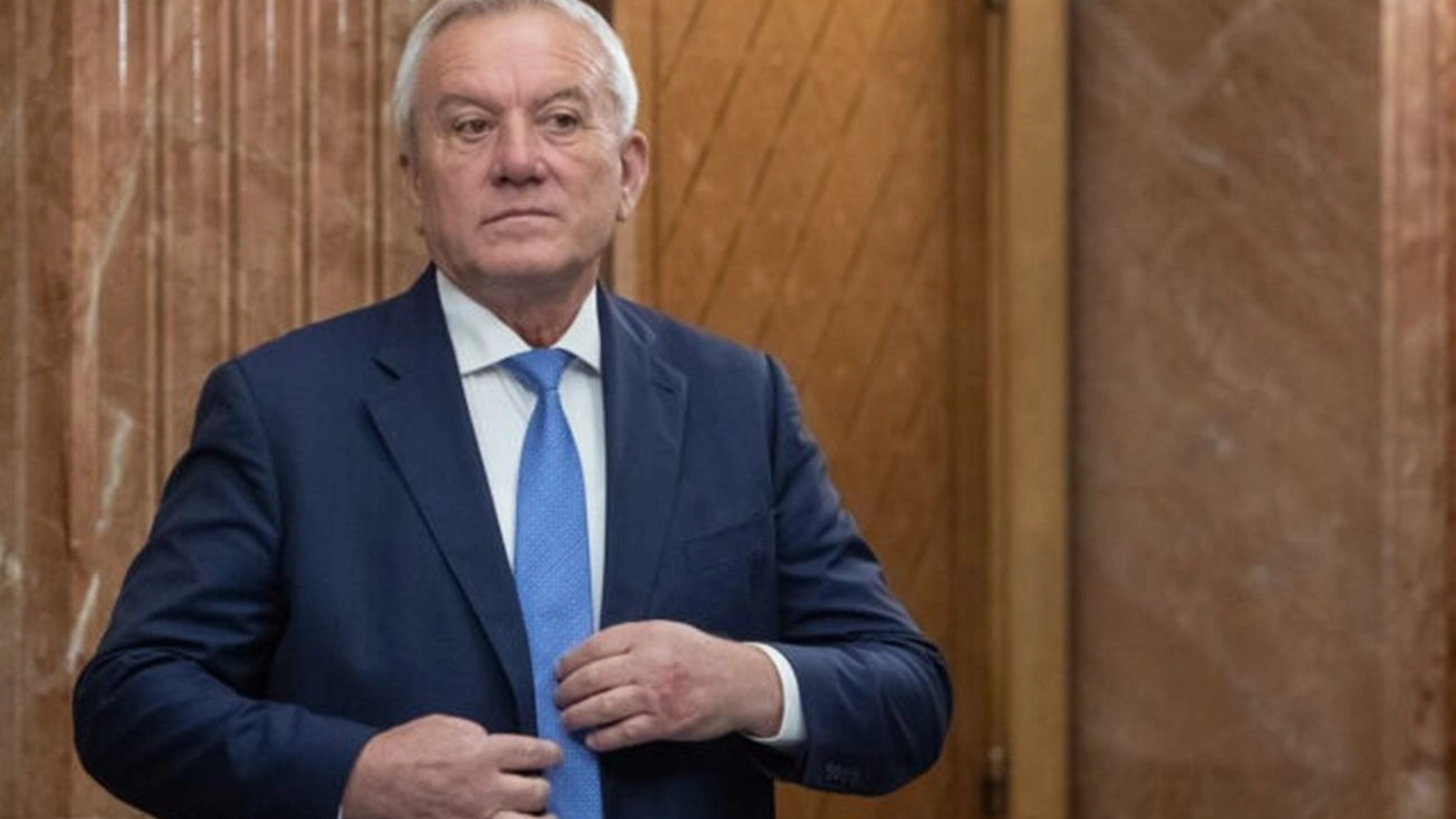 VIDEO Primarul Buzăului, „atacat” în plină stradă de zeci de copii. Constantin Toma: „Am plecat ud leoarcă”